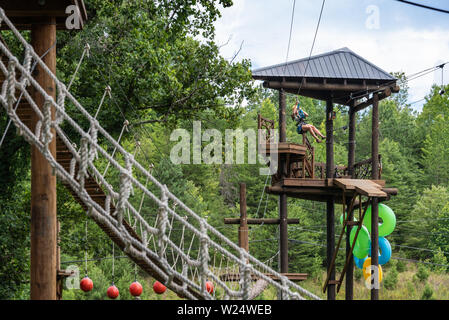 Ziplining am kühlen Fluss Abenteuer am Chattahoochee River in Helen, Georgia. (USA) Stockfoto