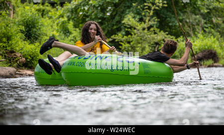 Paar beim gemütlichen Tag Sommer Schlauch am Chattahoochee River an Helen, Georgien, in den Blue Ridge Mountains. (USA) Stockfoto