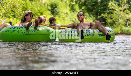 Personen, die Schläuche am Chattahoochee River in den Blue Ridge Mountains an Helen, Georgia. (USA) Stockfoto