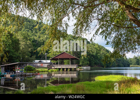 See Trahlyta bei Vogel State Park, eingebettet in den Blue Ridge Mountains im Nordosten Georgiens. (USA) Stockfoto