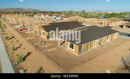 Luftbild der neuen Häuser im Bau in einem Vorort im Arizona Stockfoto