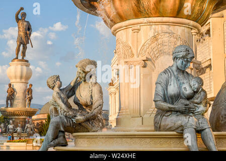 SKOPJE, MAZEDONIEN/22. AUGUST 2018: Statuen und Brunnen, die das Leben von Alexander dem Großen, einschließlich seiner Mutter und Philip II., seine Fath Stockfoto