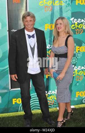 LOS ANGELES, Ca. August 10, 2009: Christopher Atkins & Tochter Britney bei den 2009 Teen Choice Awards am Gibson Amphitheatre Universal City. © 2009 Paul Smith/Featureflash Stockfoto