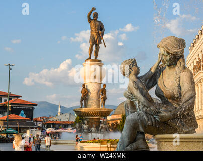 SKOPJE, MAZEDONIEN/22. AUGUST 2018: Statuen und Brunnen, die das Leben von Alexander dem Großen, einschließlich seiner Mutter und Philip II., seine Fath Stockfoto