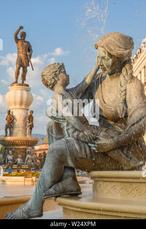 SKOPJE, MAZEDONIEN/22. AUGUST 2018: Statuen und fountaind, die das Leben von Alexander dem Großen, einschließlich seiner Mutter und Philip II., seine Fath Stockfoto