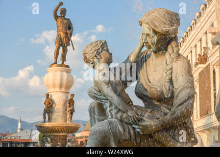 SKOPJE, MAZEDONIEN/22. AUGUST 2018: Statuen und Brunnen, die das Leben von Alexander dem Großen, einschließlich seiner Mutter und Philip II., seine fathe Stockfoto