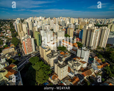 Metropole Blick von oben. Luftaufnahme von Sao Paulo, Brasilien Südamerika. Estádio do Pacaembu Avenue. Über Elevado Präsidenten Joao Goulart. Nachbarschaft von P Stockfoto