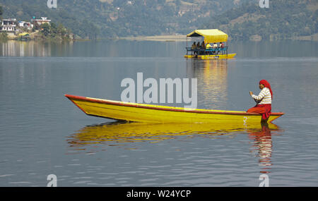 Buntes Holz Touristische boote auf begnas Tal (begnas See) in der Nähe von Pokhara, Nepal Stockfoto