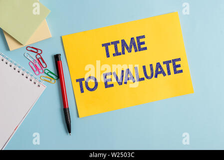 Schreiben Hinweis zeigt Zeit zu bewerten. Business Konzept für Richter etwas in Bezug auf ihren Wert oder Bedeutung Plain Karton und Schreiben equi Stockfoto