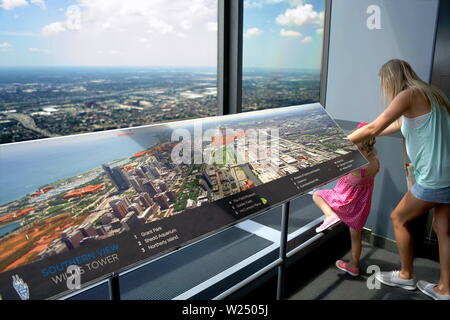 Willis Tower, Chicago, IL, USA. Aug 2018. Touristen genießen die spektakuläre Birds Eye View von Chicago. Stockfoto