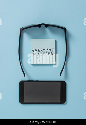 Handschrift Text schreiben alle Angelegenheiten. Konzeptionelle Foto alle angezeigt haben Recht zu erhalten Würde und Respekt dunkle Brillen farbige Haftnotiz Stockfoto