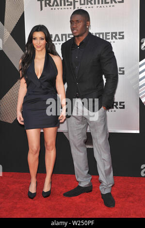 LOS ANGELES, Ca. Juni 22, 2009: Kim Kardashian & NFL star Reggie Bush auf der Los Angeles Premiere von "Transformers - Die Rache" an der Mann Dorf Theater, Westwood. © 2009 Paul Smith/Featureflash Stockfoto