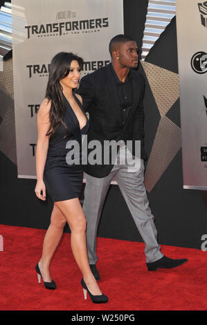 LOS ANGELES, Ca. Juni 22, 2009: Kim Kardashian & NFL star Reggie Bush auf der Los Angeles Premiere von "Transformers - Die Rache" an der Mann Dorf Theater, Westwood. © 2009 Paul Smith/Featureflash Stockfoto