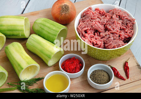 Zubereitung von gefüllte Zucchini, Zutaten Stockfoto