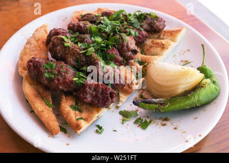 Türkische Traditionelle Kofte, Fleischbällchen. Hintergrund für das Essen. Stockfoto