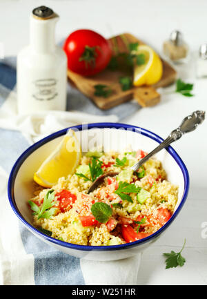Zitrone Couscous. Couscous mit Tomaten, cucamber, Zitrone und Kräutern. Traditioneller arabischer Salat Tabbouleh Stockfoto