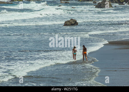 Benijo, Teneriffa, Spanien - Juni 22, 2015: Natürliche Sandstrand. Beliebtes Ausflugsziel für Einheimische und Touristen. Vulkanischen Felsen billowi aus Türkis ... Stockfoto