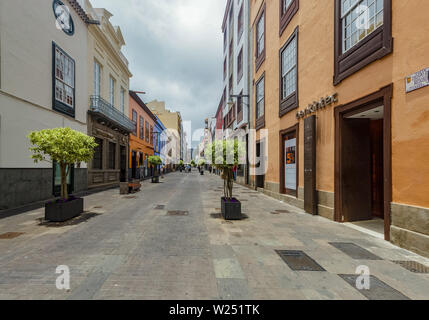 La Laguna, Teneriffa, Spanien - 16. Juni 2015. Bunte gemütlichen Gassen der alten Hauptstadt der Islaland. Viele Denkmäler der Geschichte und Architektur, churche Stockfoto