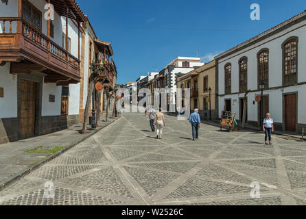 Telde, GRAN CANARIA, SPANIEN - MÄRZ 08, 2018: Blick auf sehr gemütliche Straße im historischen Zentrum. Alte Häuser, ominöse von Zeit, Touristen und Einheimische zu Fuß Stockfoto