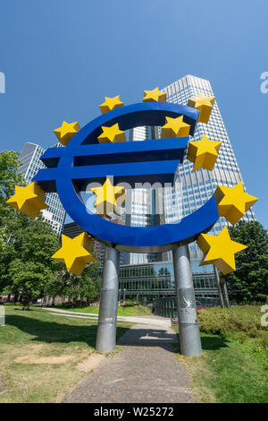Frankfurt am Main, Deutschland. Juli 2019. Das Symbol des Euro Denkmal vor dem Eurotower Stockfoto