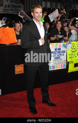 LOS ANGELES, Ca. November 17, 2009: Kellan Lutz bei der Weltpremiere seines neuen Films "Die Twilight Saga: New Moon' bei Mann Dorf- & Bruin Theater, Westwood. © 2009 Paul Smith/Featureflash Stockfoto