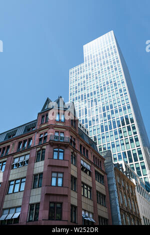 Frankfurt am Main, Deutschland. Juli 2019. Der Kontrast zwischen den alten und modernen Gebäuden in der Innenstadt Stockfoto