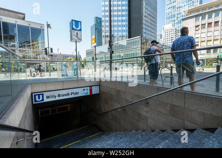 Frankfurt am Main, Deutschland. Juli 2019. U-Bahn Eingang in Willy Brandt Platz Stockfoto