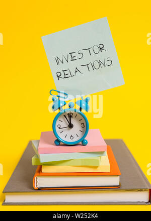 Handschrift Text schreiben Investor Relations. Konzeptionelle Foto analysisagement Verantwortung integriert, dass Finance Wecker Hinweis Notizblöcke Stockfoto