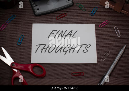 Handschrift text Abschließende Gedanken schreiben. Konzeptionelle Foto den Abschluss oder die letzten paar Sätze innerhalb ihrer Schlussfolgerung Schere und Schreibbedarf Stockfoto
