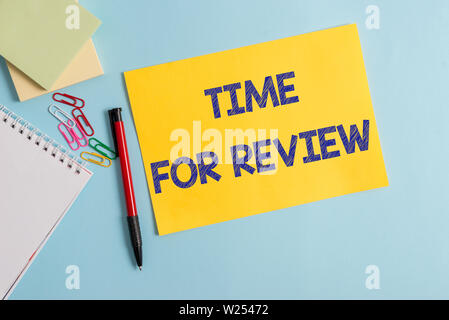 Schreiben Hinweis zu zeigen. Business Konzept für ein System oder eine Situation in seiner formalen Prüfung Plain Karton und Schreiben ausstatten Stockfoto