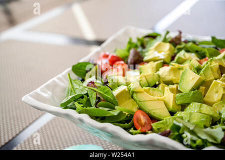 Frisch aus Bio-produkten Salat von grünen Blätter Kopfsalat, Tomaten und Avocado abgeschnitten hat alle Wirkstoffe für Gewichtsverlust, Störfestigkeit Stockfoto