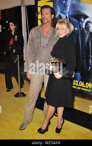 LOS ANGELES, Ca. März 02, 2009: Lorenzo Lamas & Frau an die US-Premiere von "Watchmen" am Grauman's Chinese Theater, Hollywood. © 2009 Paul Smith/Featureflash Stockfoto