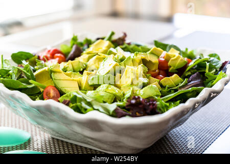 Frisch aus Bio-produkten Salat von grünen Blätter Kopfsalat, Tomaten und Avocado abgeschnitten hat alle Wirkstoffe für Gewichtsverlust, Störfestigkeit Stockfoto