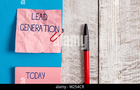 Handschrift text Lead Generation. Konzeptionelle foto Einleitung das Interesse der Verbraucher oder Anfrage in Produkte Falten Papier und Pappe plus Steher Stockfoto