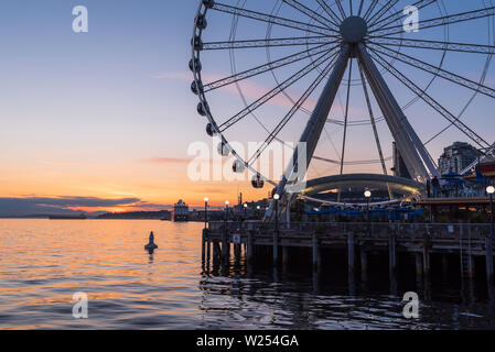 Die Seattle Great Wheel ist ein Riesenrad auf der Uferpromenade am Pier 57, überhängenden Elliot Bay, mit einem tollen Blick auf die Puget Sound und im Sommer Sonnenuntergang Stockfoto