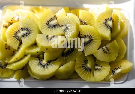 Natürliche Glucose-reiche nahrhafte organische frisch geschnittenen Kiwis mit einem hohen Gehalt an Vitaminen, Antioxidantien, Glukose und anderen Stoffe notwendigen f Stockfoto