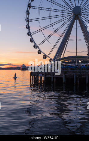 Die Seattle Great Wheel ist ein Riesenrad auf der Uferpromenade am Pier 57, überhängenden Elliot Bay, mit einem tollen Blick auf die Puget Sound und im Sommer Sonnenuntergang Stockfoto