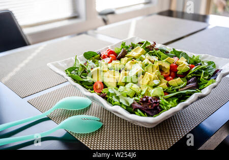 Frisch aus Bio-produkten Salat von grünen Blätter Kopfsalat, Tomaten und Avocado abgeschnitten hat alle Wirkstoffe für Gewichtsverlust, Störfestigkeit Stockfoto