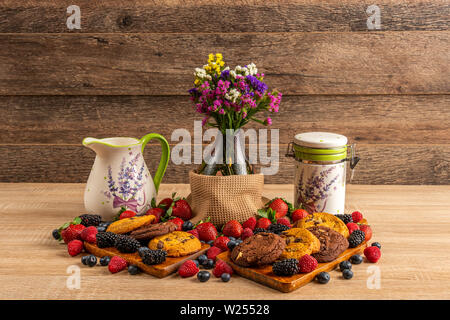 Keramische Gefäße mit sortierten Mix aus Wald Früchte und Blumen in der Vase Stockfoto