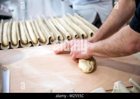 Die Produktion der Französischen baguettes ist ein Bäcker Art. Sie müssen den Teig zu kneten eine luftige knusprigen Baguette zu erhalten. Eine professionelle Bäcker von Hand Stockfoto