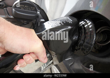 Mann die Betankung mit normalbenzin von der Pumpe in Jacksonville Florida USA Stockfoto