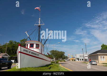 Morgan City, Louisiana - Der Geist von Morgan City shrimp trawlers, an der Hauptstraße der Stadt installiert. Shrimping ist eine große Industrie in Morgan City, Stockfoto