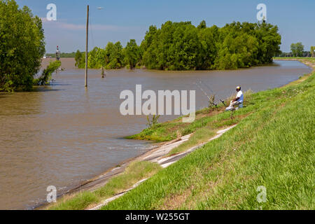 Carville, Louisiana - ein Mann, der Fische auf der Bank der Regen - geschwollene Mississippi River. Stockfoto