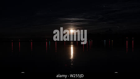 Vollmond über den Lake Ontario in Kingston, Ontario, Kanada. Stockfoto