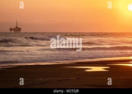 Sonnenuntergang über dem Meer in Huntington Beach, Kalifornien Stockfoto