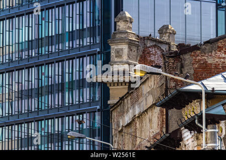 Bukarest, Rumänien - Juli 07, 2019: Ein modernes Hochhausgebäude, genannt die Markierung Turm, im Gegensatz zu einigen alten Gebäuden auf einer Straße in Bucha Stockfoto