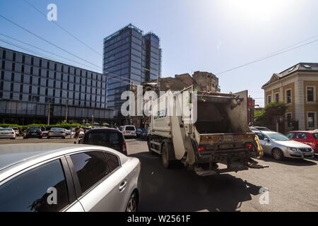 Bukarest, Rumänien - Juli 07, 2019: Ein modernes Hochhausgebäude, genannt die Markierung Turm, im Gegensatz zu einigen alten Gebäuden auf einer Straße in Bucha Stockfoto