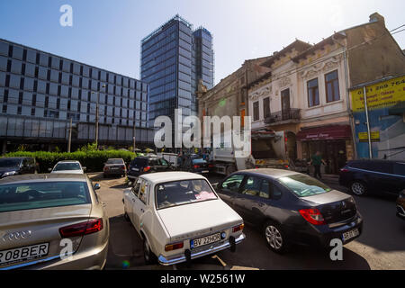 Bukarest, Rumänien - Juli 07, 2019: Ein modernes Hochhausgebäude, genannt die Markierung Turm, im Gegensatz zu einigen alten Gebäuden auf einer Straße in Bucha Stockfoto