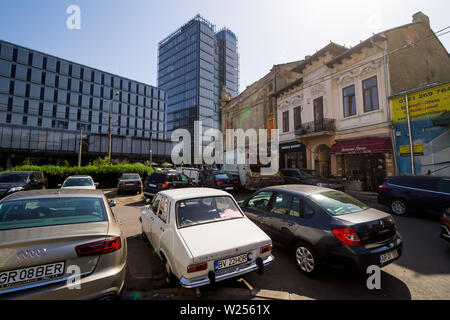 Bukarest, Rumänien - Juli 07, 2019: Ein modernes Hochhausgebäude, genannt die Markierung Turm, im Gegensatz zu einigen alten Gebäuden auf einer Straße in Bucha Stockfoto