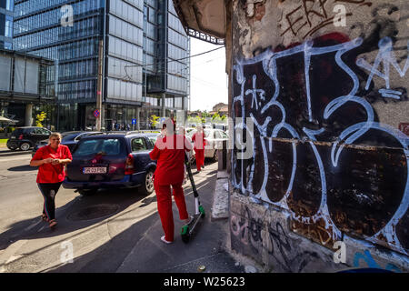 Bukarest, Rumänien - Juli 07, 2019: Ein modernes Hochhausgebäude, genannt die Markierung Turm, im Gegensatz zu einigen alten Gebäuden auf einer Straße in Bucha Stockfoto